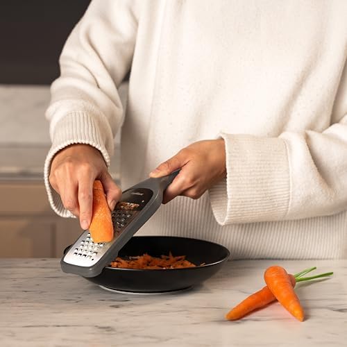 Zyliss Coarse Grater – Handheld Cheese & Vegetable Grater with Stainless Steel Blade & Wheat Straw Handle – Ideal for Hard Cheese, Carrots, Apples & More – Includes Protective Cover Doubles as Scraper