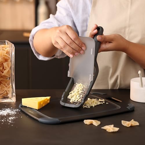 Zyliss Coarse Grater – Handheld Cheese & Vegetable Grater with Stainless Steel Blade & Wheat Straw Handle – Ideal for Hard Cheese, Carrots, Apples & More – Includes Protective Cover Doubles as Scraper