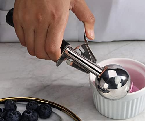 New Star Foodservice Commercial-Grade Thumb Press Food Disher/Ice Cream Scoop, 18/8 Stainless Steel, 1.25 oz, Size 30, Black