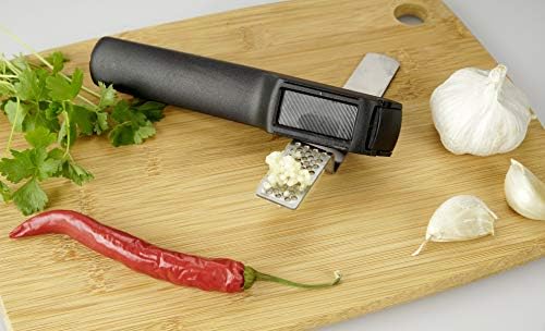 Fackelmann Garlic Press, Garlic & Ginger Crusher & Mincer, Easy Clean Removable Press, Plastic Handle with Stainless Steel Squeezer, 16.5x6x3cm, Grey