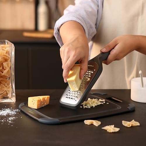 Zyliss Coarse Grater – Handheld Cheese & Vegetable Grater with Stainless Steel Blade & Wheat Straw Handle – Ideal for Hard Cheese, Carrots, Apples & More – Includes Protective Cover Doubles as Scraper