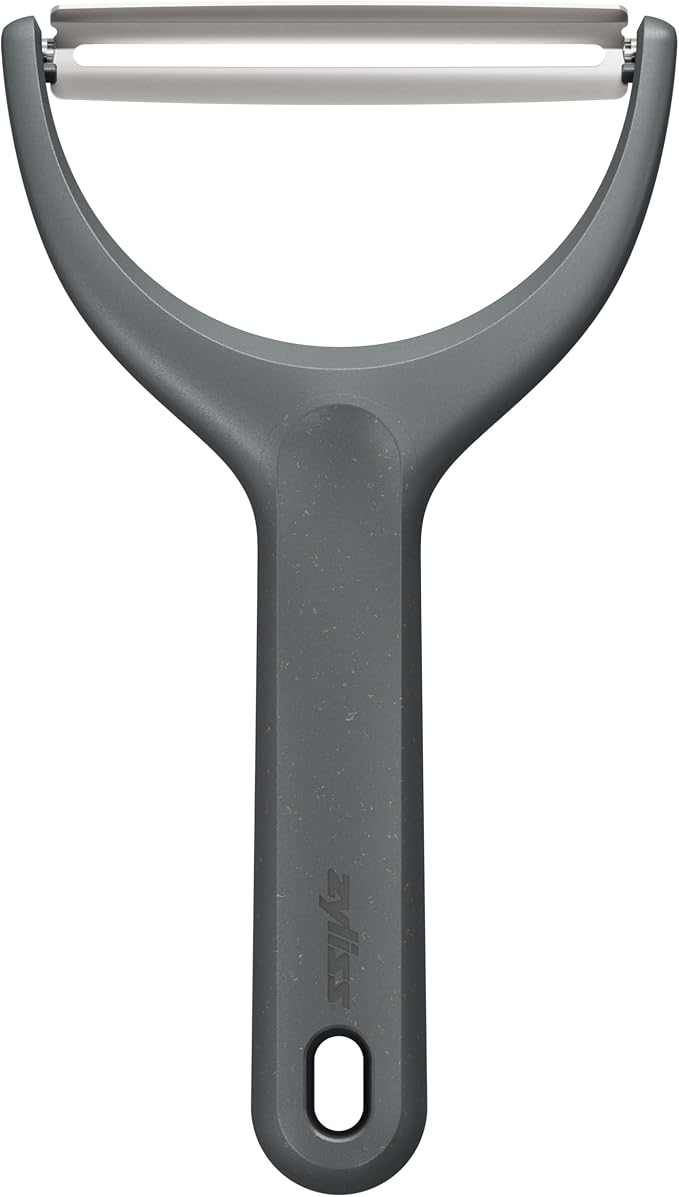 Zyliss Wide Peeler – Extra-Wide Stainless Steel Blade for Cabbage, Eggplant & Large Produce – Ergonomic Wheatstraw Handle – Safety Blade Cover – Dishwasher Safe – 5-Year Guarantee