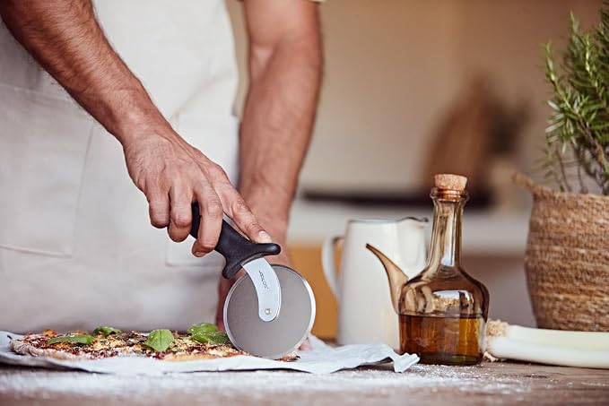 ARCOS Pizza Cutter 4 Inch Nitrum Stainless Steel. 100 mm. Series Gadgets.Professional kitchen utensil with a specific design. Resistant blade. Color Black