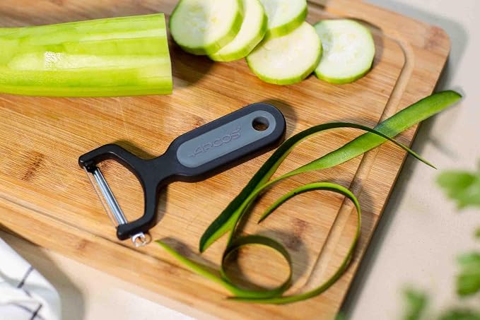 ARCOS Professional Peeler for Fruits and Vegetables. 5.5 Inch Stainless Steel Kitchen Tool for Precise Cutting. Chef's Gadget with Ergonomic Polypropylene Handle. Black Color