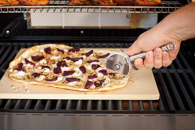 RÖSLE Pizza cutter and flambé cutter, high-quality pizza knife with sturdy wheel, ground blade on both sides, hand guard, stainless steel 18/10