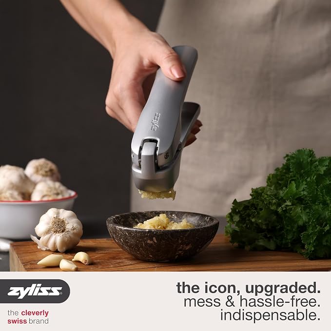 Zyliss Susi 4 Garlic Press - Garlic Crusher for Efficient Mincing - Odor-Free Hands - Large Chamber Made of Durable Stainless Steel - Mess-Free Kitchen Gadget - PFAS-Free Non-Stick Coating - Silver