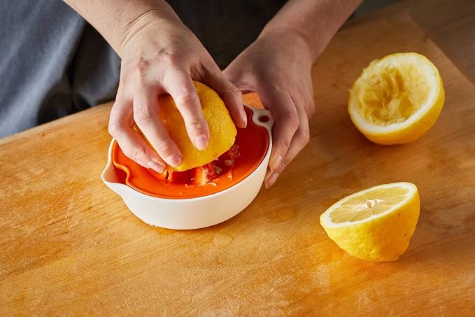 Fiskars Fruit Juicer, With Container, Diameter: 11.9 cm, Synthetic Material, Functional Form, White/Orange, 1016125
