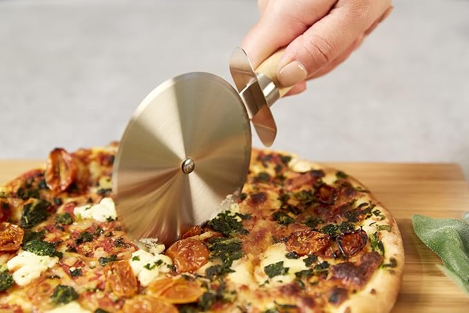 Culinare Naturals C70004 Pizza Cutter Wheel | Sustainable Bamboo/Stainless Steel | (L)220mm x (W)10mm | Manual Hand Held Slicing Tool For Pizzas/Kitchen Utensil | Metal Slicer | Not Dishwasher Safe