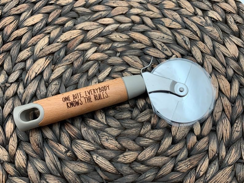 Personalized Pizza Cutter – Custom Engraved Wooden Handle, Stainless Steel Pizza Wheel, Kitchen Cutting Tool