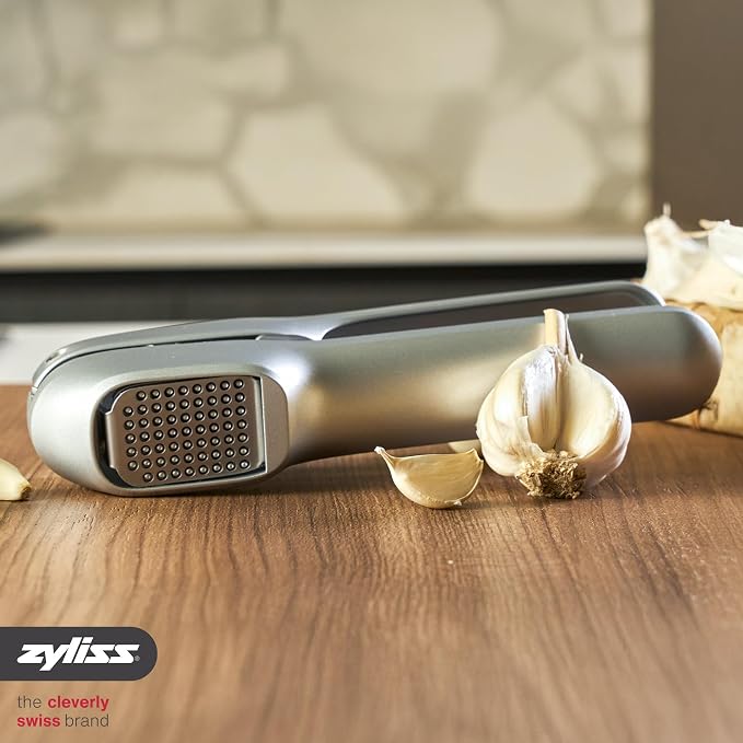 Zyliss Susi 4 Garlic Press - Garlic Crusher for Efficient Mincing - Odor-Free Hands - Large Chamber Made of Durable Stainless Steel - Mess-Free Kitchen Gadget - PFAS-Free Non-Stick Coating - Silver