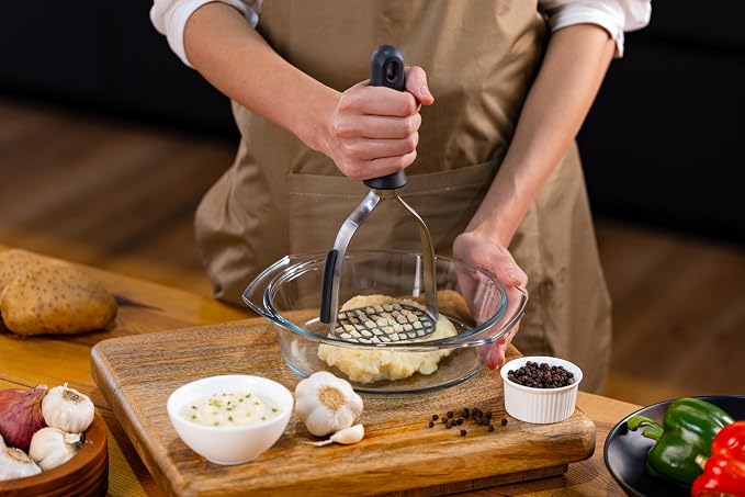 Zyliss Potato Masher, Robust Stainless Steel with Sustainable Wheat Straw Handle for Mashing Potato, Vegetables Garlic, Dishwasher Safe, Includes Scraper