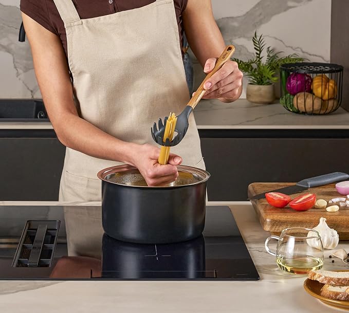 Zyliss Spaghetti Server Oak Wood – Durable Pasta Server with Heat-Resistant PBT Head, Non-Stick Safe Silicone Edge, FSC Oak Handle, Built-In Portion Gap, Perfect for Spaghetti and Long Noodles 11.9"
