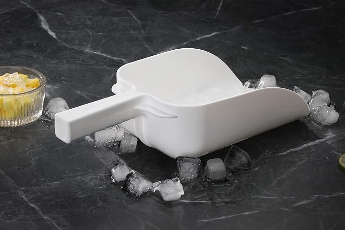 New Star Foodservice Commercial Grade Polycarbonate Plastic Utility Ice Scoop, White, 64 oz